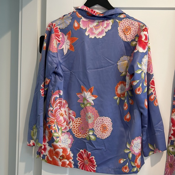 Natori Satin feel cropped pyjama set, oversized Small never worn - Picture 4 of 6